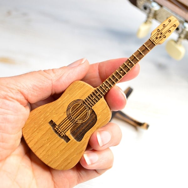 GuitarHolder™ - Personalisierte Plektren-Box