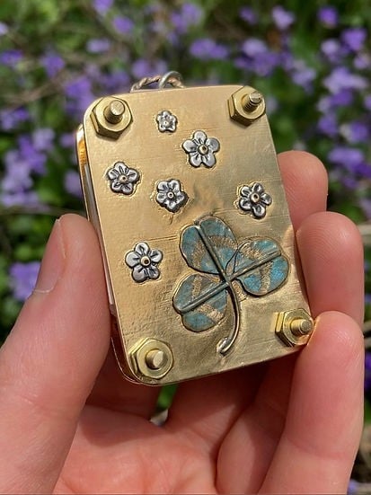 BloomPocket™ – Tragbare Blumenpresse