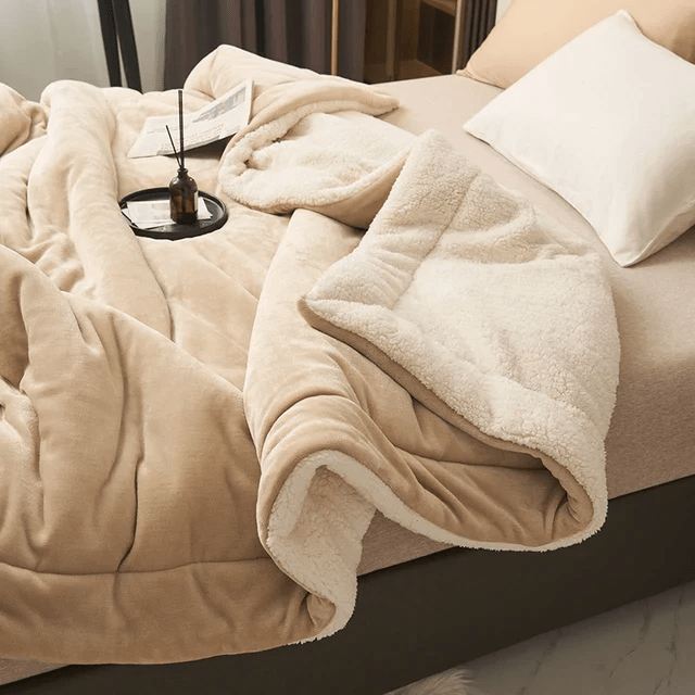 CozyLuxe™ – Luxuriöse Fleecedecke 🛋️✨