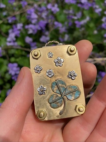 BloomPocket™ – Tragbare Blumenpresse